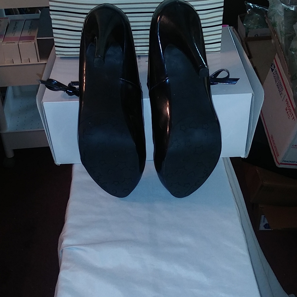 Shiny Black Princess Vera Wang heels